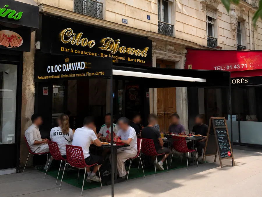 The terrace of Ciloc Djawad on avenue Philippe Auguste, tables full at lunch