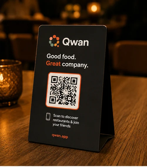 Chevalet de table anthracite portant le QR code Qwan, éclairé à la bougie
